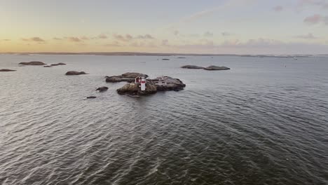 Pequeña-Isla-De-Piedra-Con-Una-Hermosa-Cabaña-Sueca-En-El-Mar-En-Suecia