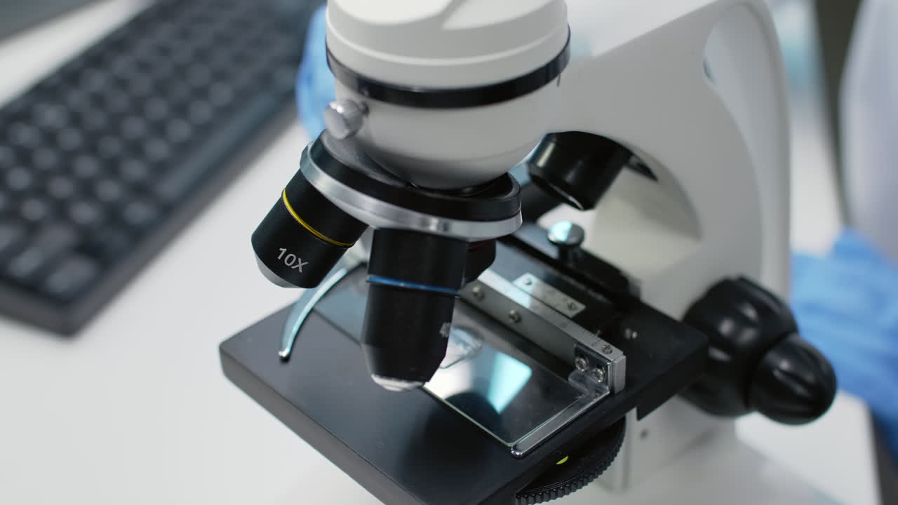 研究室の微鏡のクローズアップ