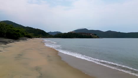 Fliegen-über-Den-Sand-Eines-Strandes-In-Brasilien