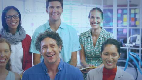 animación del procesamiento de datos sobre el retrato de un equipo sonriente de diversos colegas de trabajo en la oficina