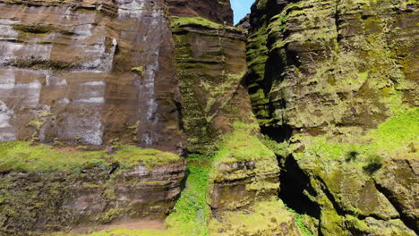 Dynamische-Luftaufnahme-Einer-Schlucht-Stakkholtsgja,-Die-Tal-Und-Berge-Dahinter-Enthüllt