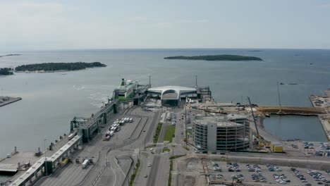 Statische-Luftaufnahme-Hoch-über-Dem-Hafen-In-Helsinki,-Finnland-Mit-Großem-Schiff-Am-Dock