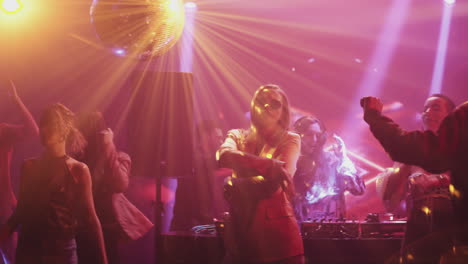 la escena de la fiesta en el club nocturno