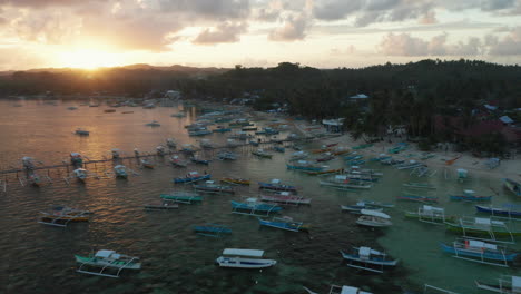 botes estabilizadores amarrados en el puerto con puesta de sol en general luna, isla siargao, filipinas