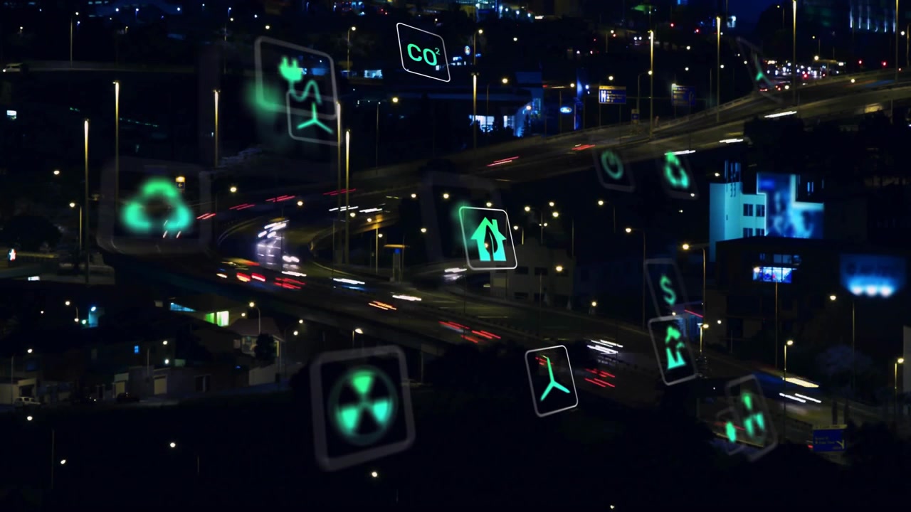 Smart City di notte con icone digitali ambientali ed energetiche