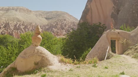 jardín antiguo con vistas a las hadas chimenea paisaje natural erosión del viento