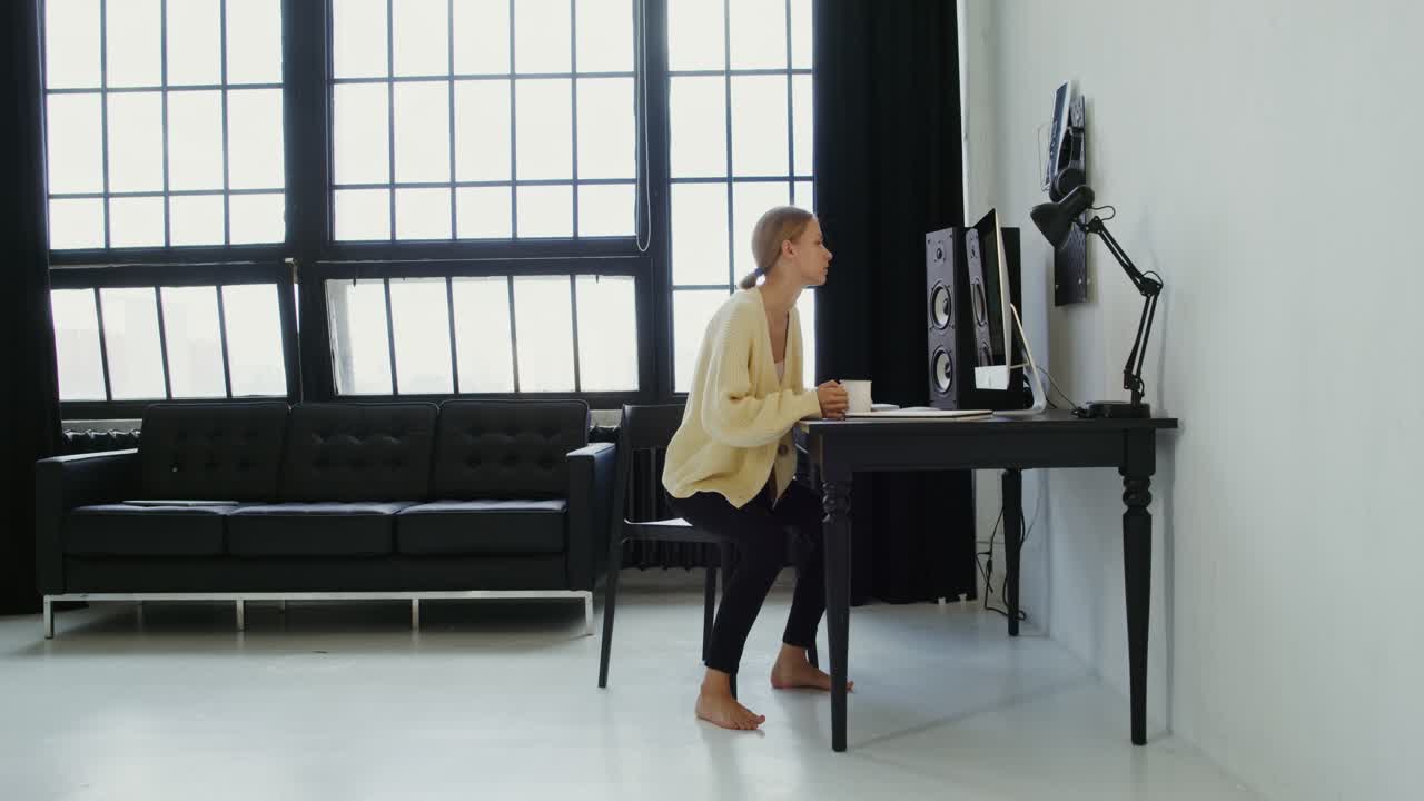 mujer que trabaja desde casa en una oficina doméstica moderna