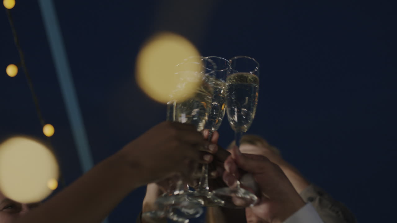 Amigos brindando con champán