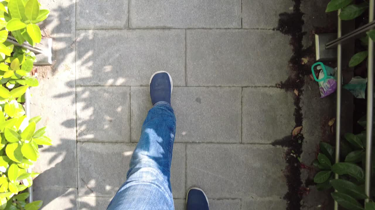 persona caminando por un camino