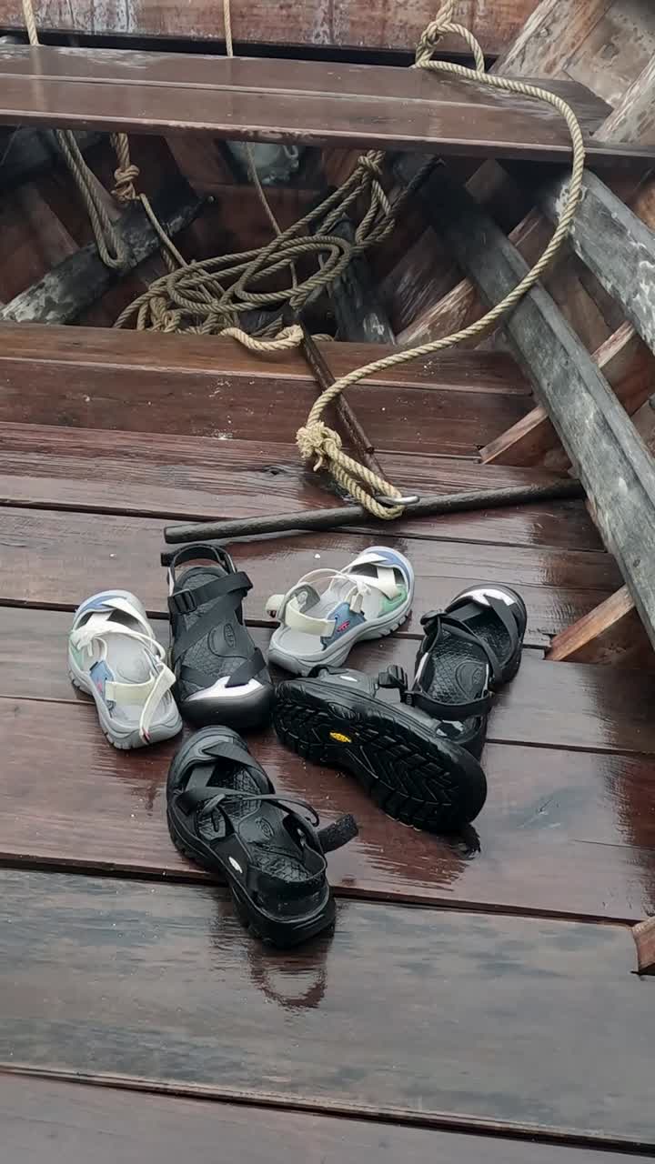 전통적인 태국 배 안에 놓인 신발