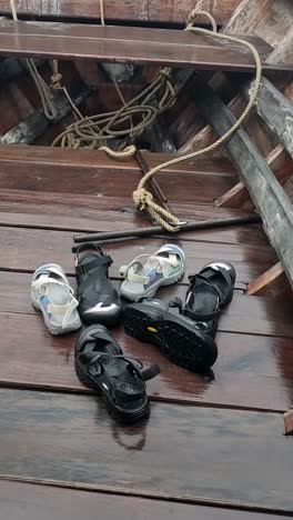 calzado colocado dentro de un barco tradicional tailandés