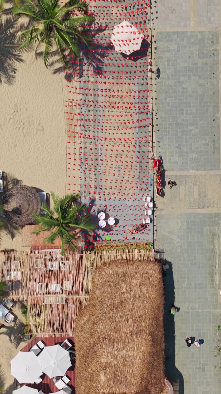 Spiaggia di My Khe a Da Nang, Vietnam, che mostra file di palme e ombrelloni da spiaggia - drone, vista dall'alto