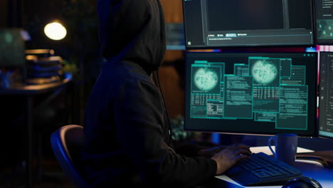 hacker que usa la computadora para robar datos, apuntando a sistemas de seguridad sin parches