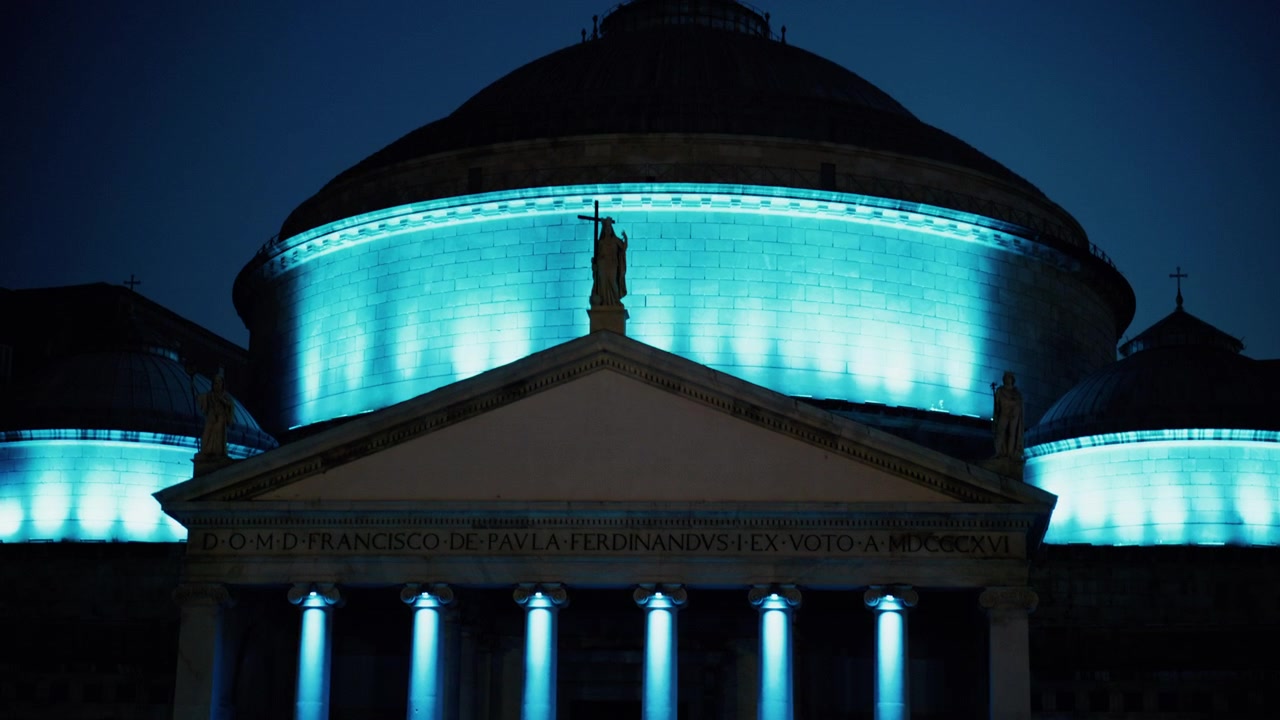 Un edificio in Piazza del Plebiscito a Napoli di notte, Italia