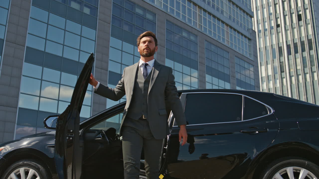 dueño del coche dejando el vehículo yendo a una reunión de negocios en la calle.