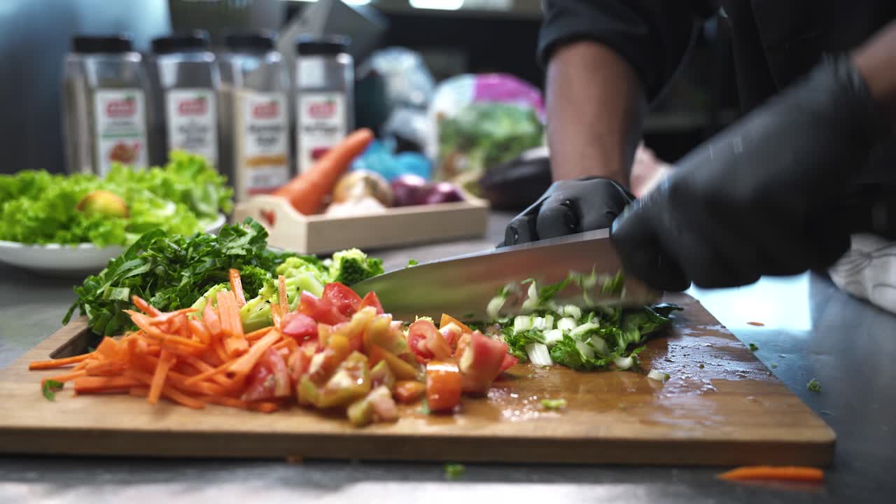 chef cortando una variedad de verduras preparándose para la comida
