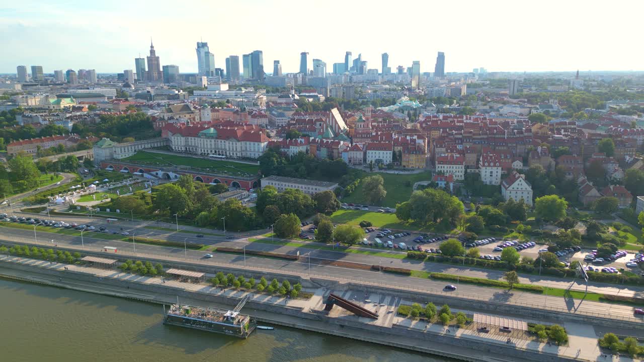 Panorama aéreo de Varsóvia, Polônia, sobre o rio Vístula, com o centro da cidade e a Cidade Velha ao longe