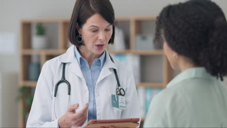 médico, mujer y tableta en la asistencia sanitaria