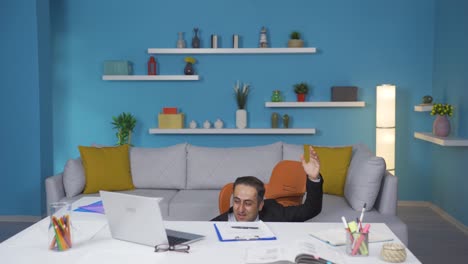 trabajador de oficina en casa cayendo de la silla.