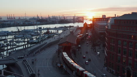 Tren-Que-Sale-De-La-Estación-Cerca-Del-Puerto-De-Hamburgo-Junto-Al-Río-Elba-Durante-La-Puesta-De-Sol