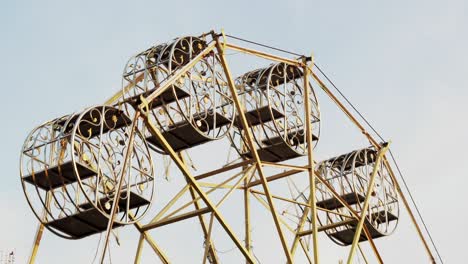 festival de la rueda gigante y parque de atracciones en el campo de tailandia.
