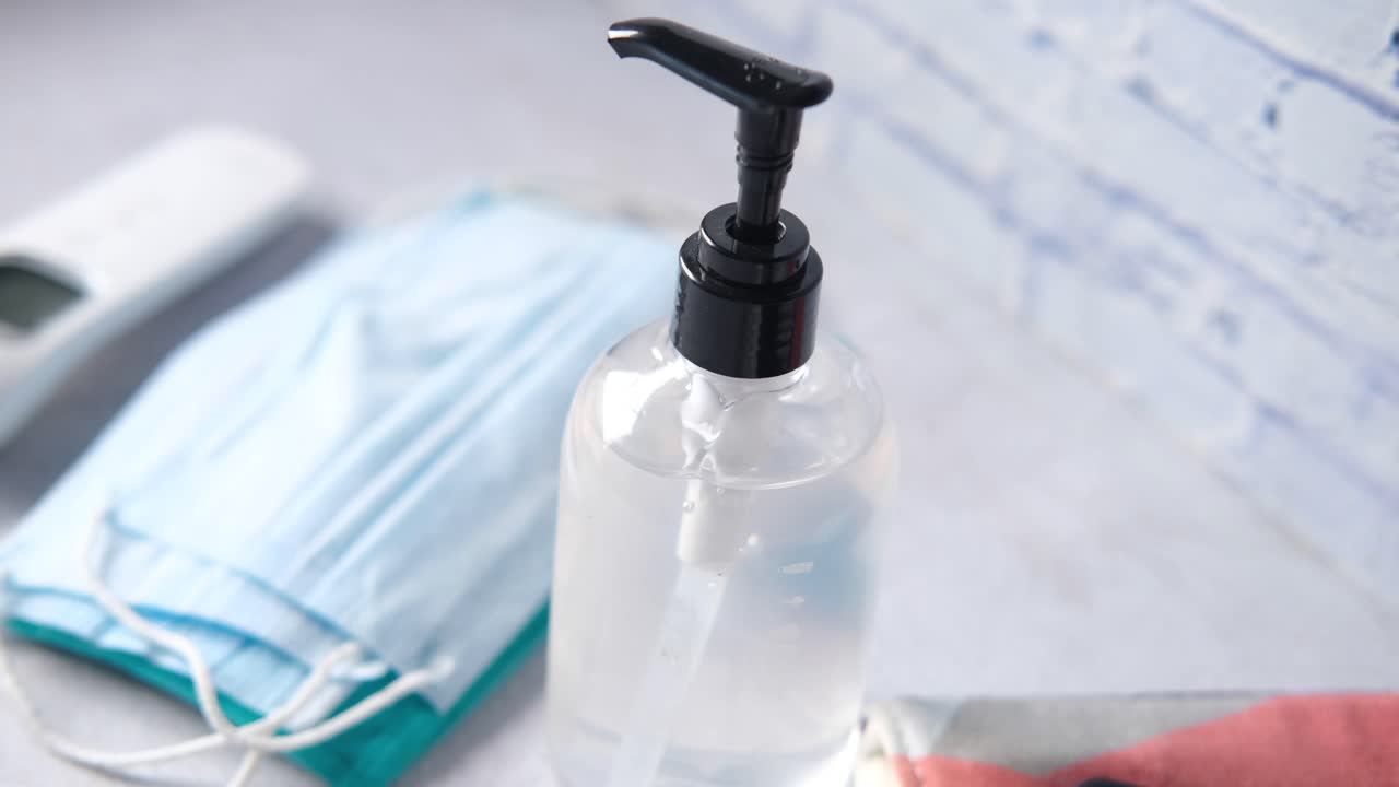 desinfectante para las manos, máscaras faciales y termómetro