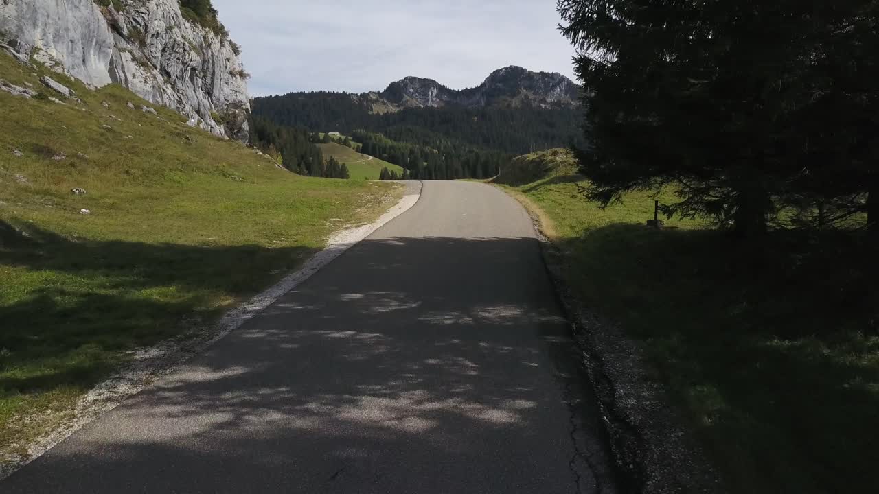 Route de Plateau al Col des Glières, Alta Savoia in Francia.