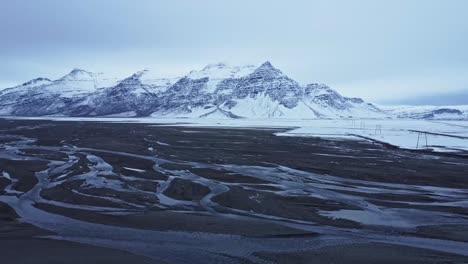 Estuario-Del-Río-Cerca-De-Montañas-Nevadas