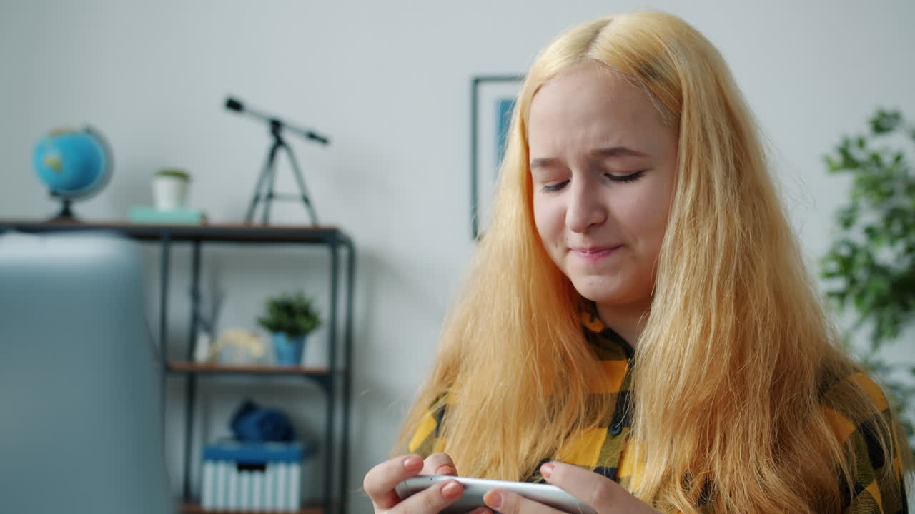 una adolescente usando un teléfono inteligente
