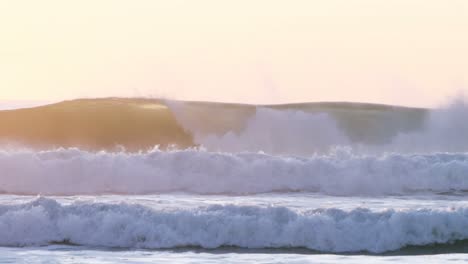 Vista-De-Las-Olas-En-La-Orilla-Del-Mar