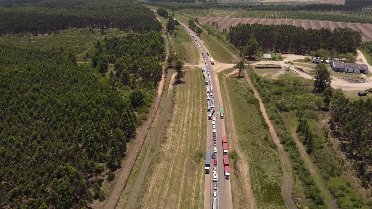 atasco de tráfico a lo largo del impresionante paisaje rural, frontera gualeguachu-fray bentos, argentina