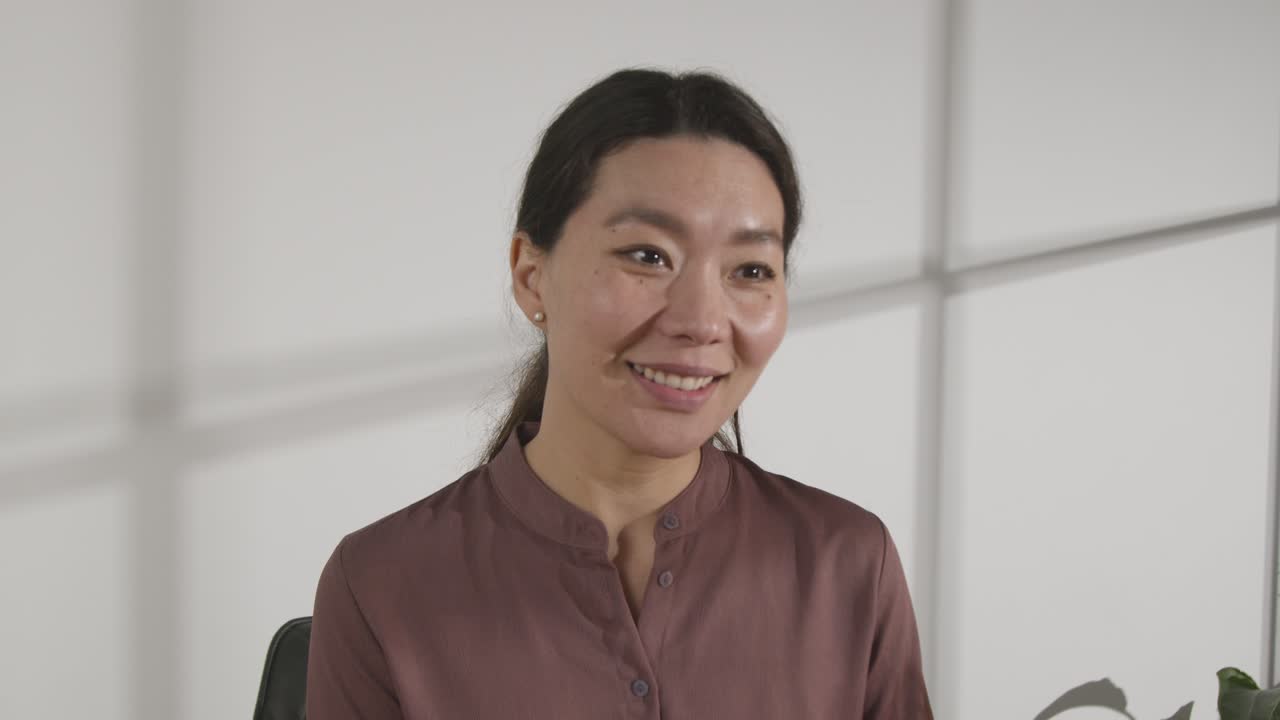 남성 면접관 3이 취업을 위해 사무실에서 면접하는 여성 후보자