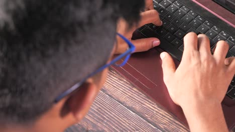 persona escribiendo en una computadora portátil