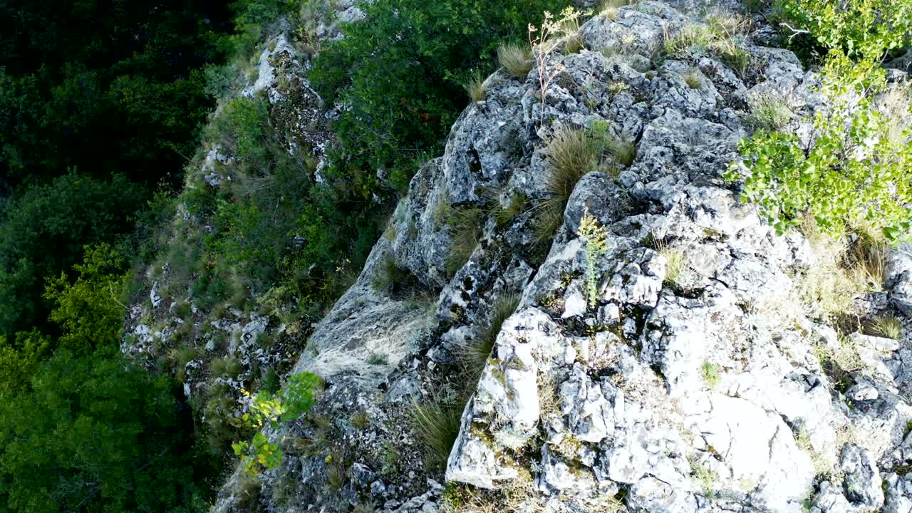 vuelo por el borde de un enorme cañón en el medio de las montañas