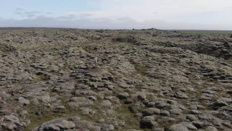 Islandia-Persona-En-La-Hermosa-Naturaleza-Disparo-De-Drone