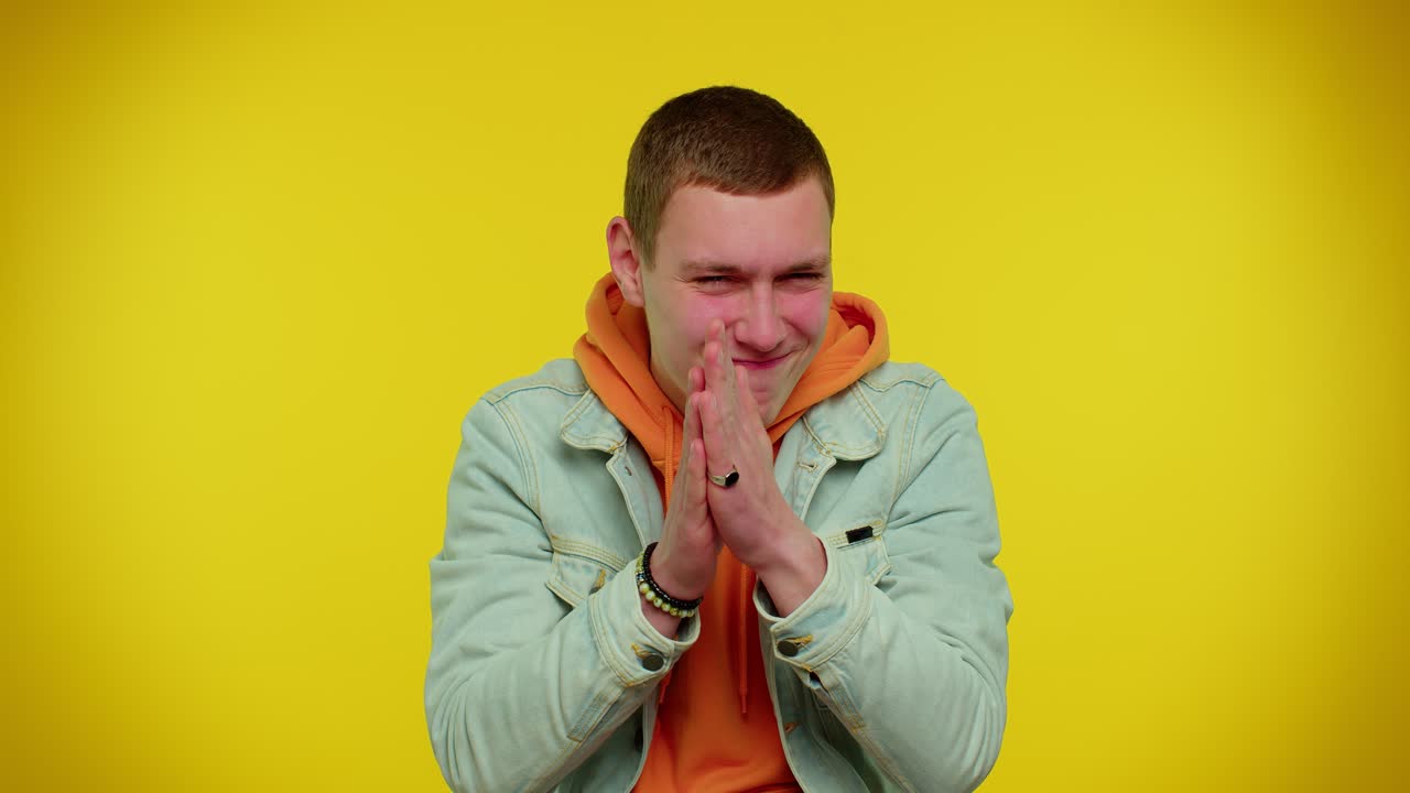 hombre astuto astuto conspirando intrigando, pensando en un plan complicado reflexionando venganza broma malvada broma