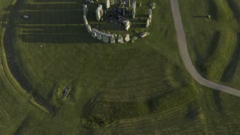 Stonehenge-De-Arriba-Hacia-Abajo-A-Través-Del-Círculo-De-Piedra,-Campos-Verdes-Y-Sombras-Solares