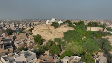 histórico masoom shah jo minaro en medio de sukkur - aéreo