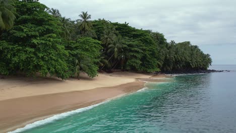 Vista-Aérea-De-La-Playa-Tropical-Turquesa-De-Plátano-En-La-Isla-Príncipe,-Tiro-Lateral-Con-Plataforma-Rodante