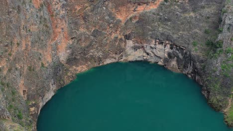 turistas diarios hipnotizados por la belleza del lago azul rojo imotski croacia antena