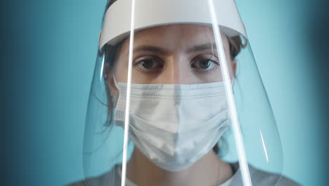 retrato de estudio de una doctora con escudo facial y máscara