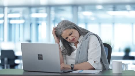 Verwirrte-Indische-Leitende-Managerin,-Die-Am-Laptop-Arbeitet