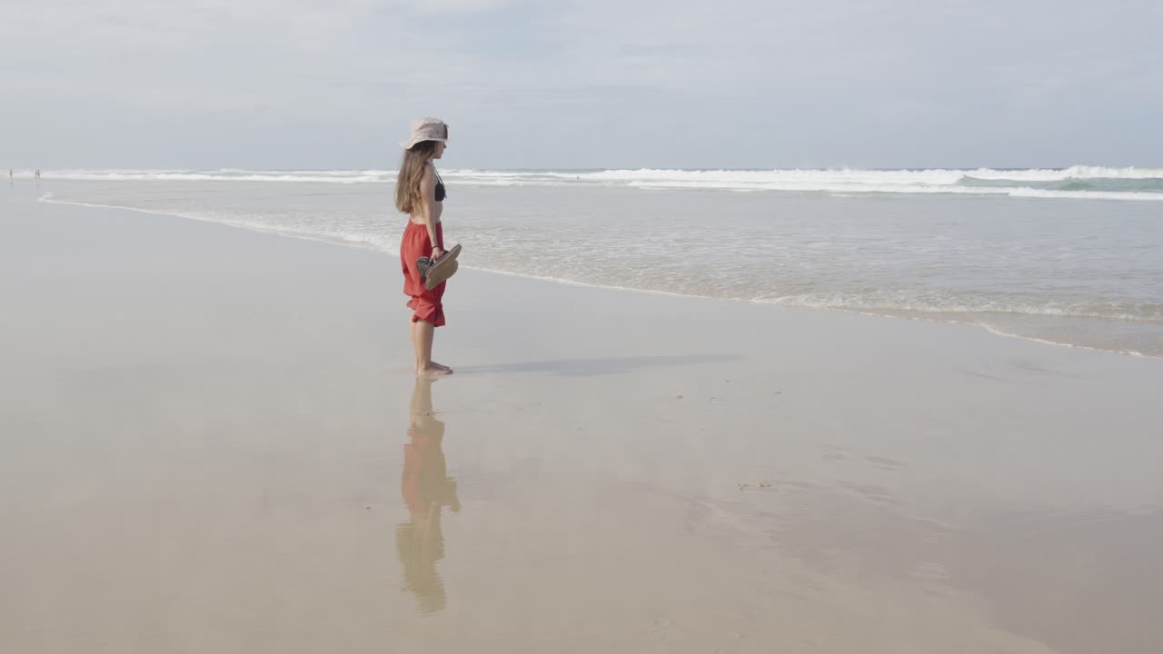 해변에서 외로운 슬픈 소녀는 휴가 목적지에서 바다 바다 파도를보고