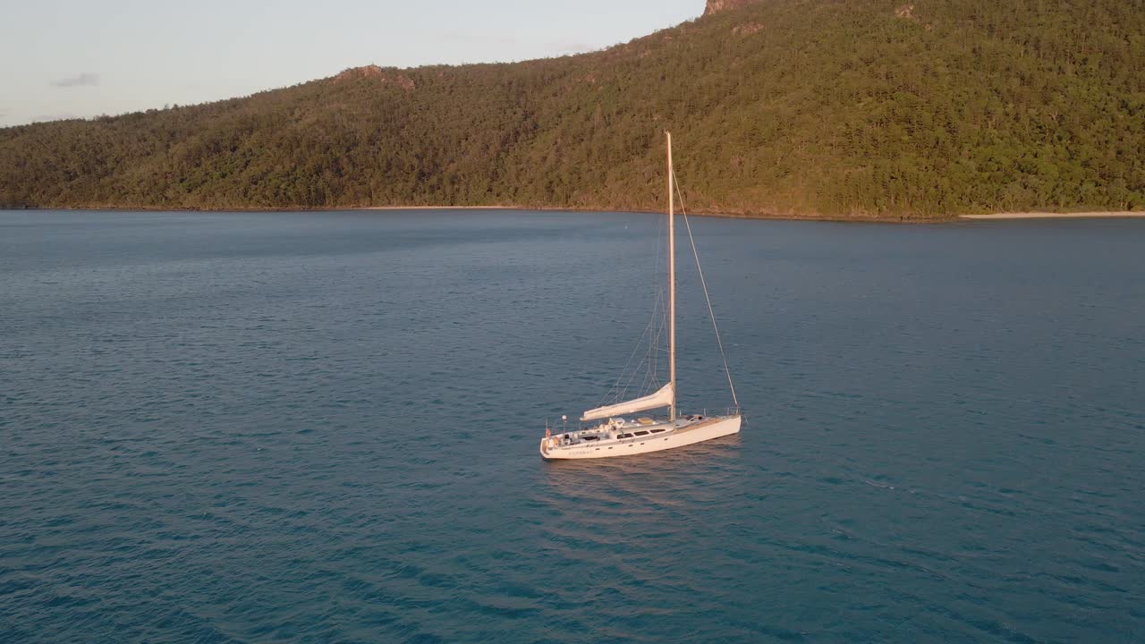 whitsunday 섬 국립 공원, 퀸즐랜드 호주에서 후크 섬 통로의 푸른 물에 호화 선박