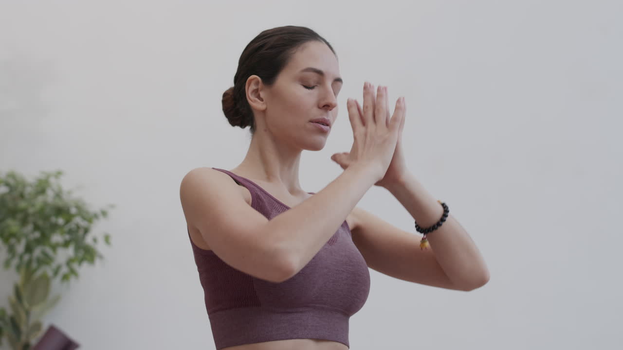 요가 운동 을 하는 젊은 스포츠 여자