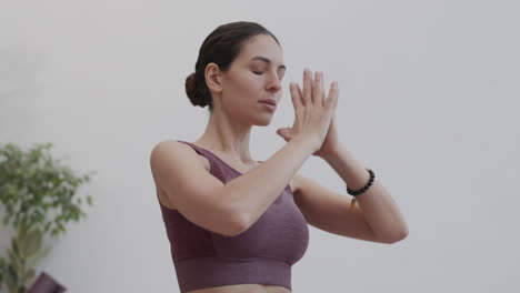 joven deportista haciendo ejercicios de yoga