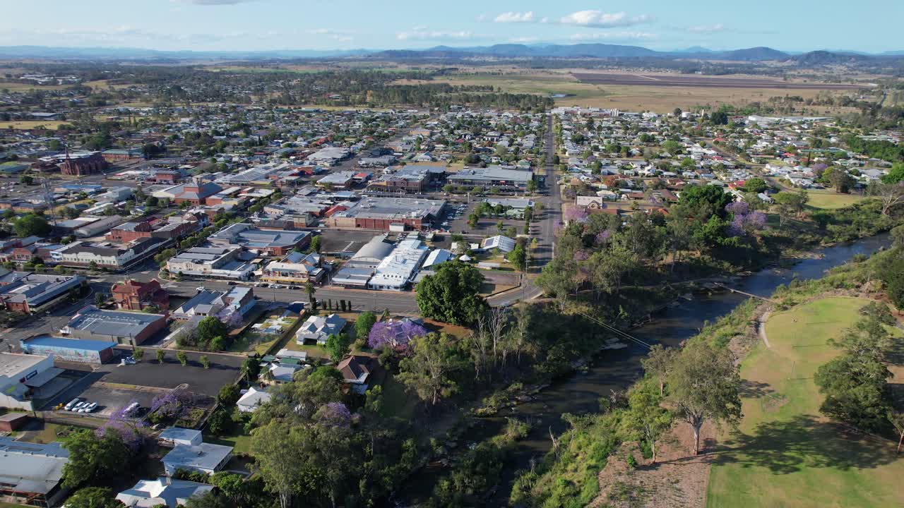 estructuras construidas y árboles de jacaranda en las orillas del río richmond en casino, nsw, australia