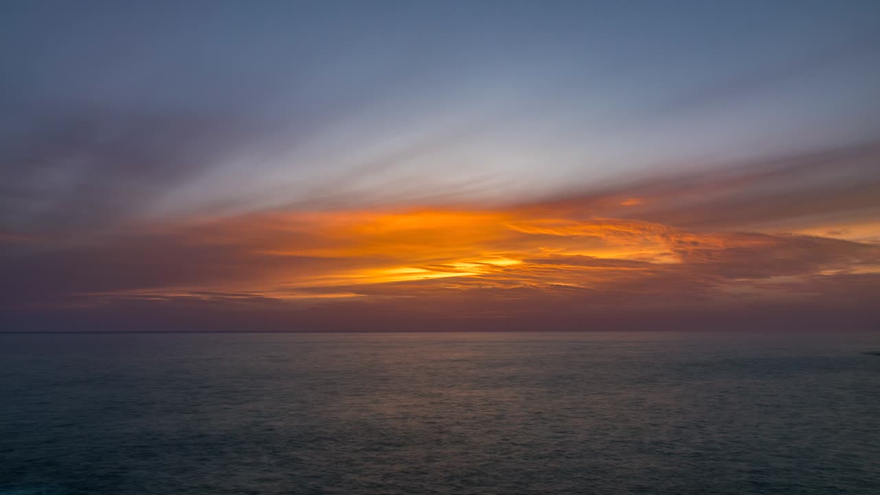 해가 지는 동안 물 위에 있는 다채로운 구름, 타임스, 광각 시각