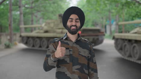 Glücklicher-Sikh-Mann-Der-Indischen-Armee,-Der-Daumen-Nach-Oben-Zeigt