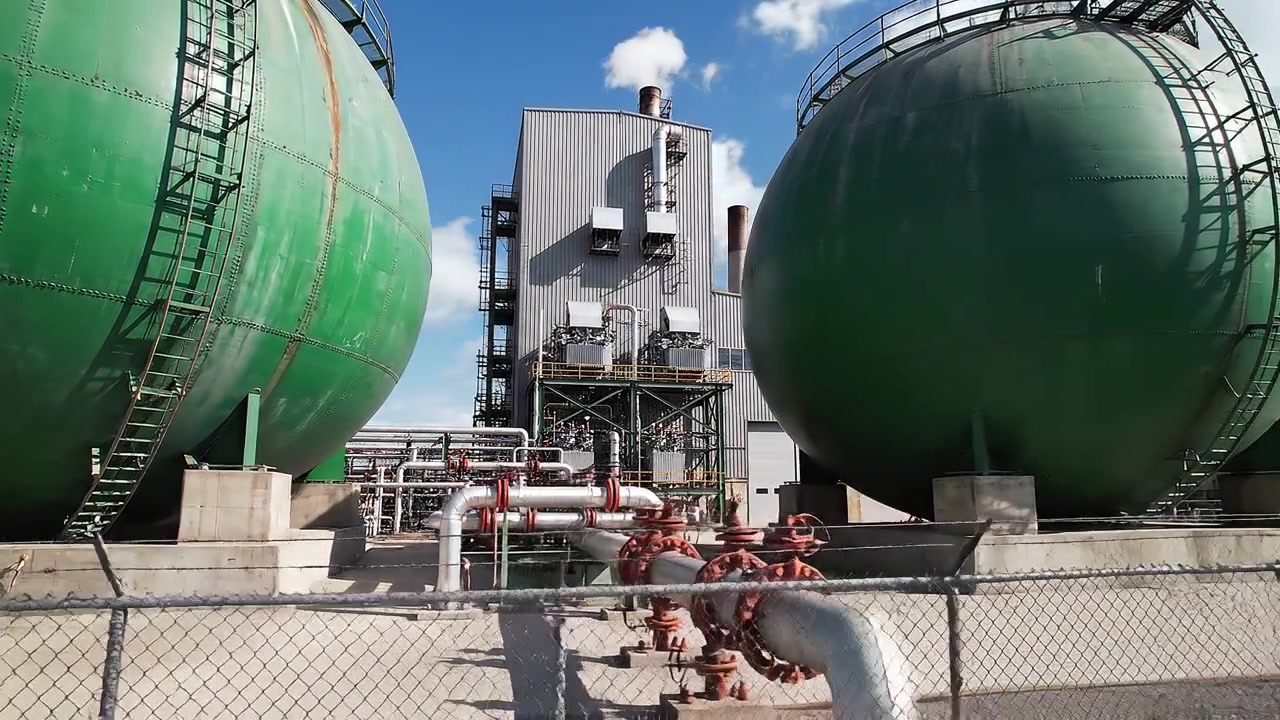 Industrielle sfæriske gasslagertanker ved et kjemisk prosessanlegg